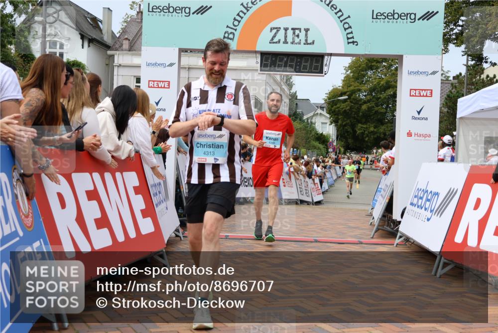 31.08.2025 - 21. Blankeneser Heldenlauf Strokosch-Dieckow http://msf.ph/oto/8696707 31.08.2025 12:20:46 Ziel 5527, 4413, 4313, 4348 meine-sportfotos.de
