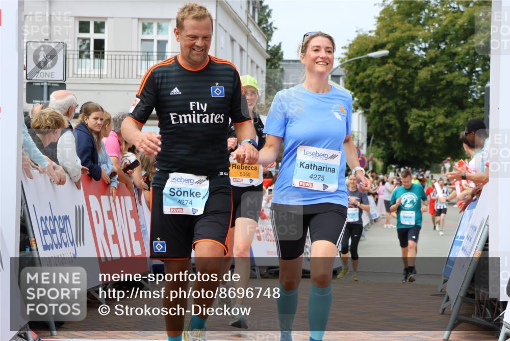 31.08.2025 - 21. Blankeneser Heldenlauf Strokosch-Dieckow http://msf.ph/oto/8696748 31.08.2025 12:20:31 Ziel 5350, 4275, 4274 meine-sportfotos.de
