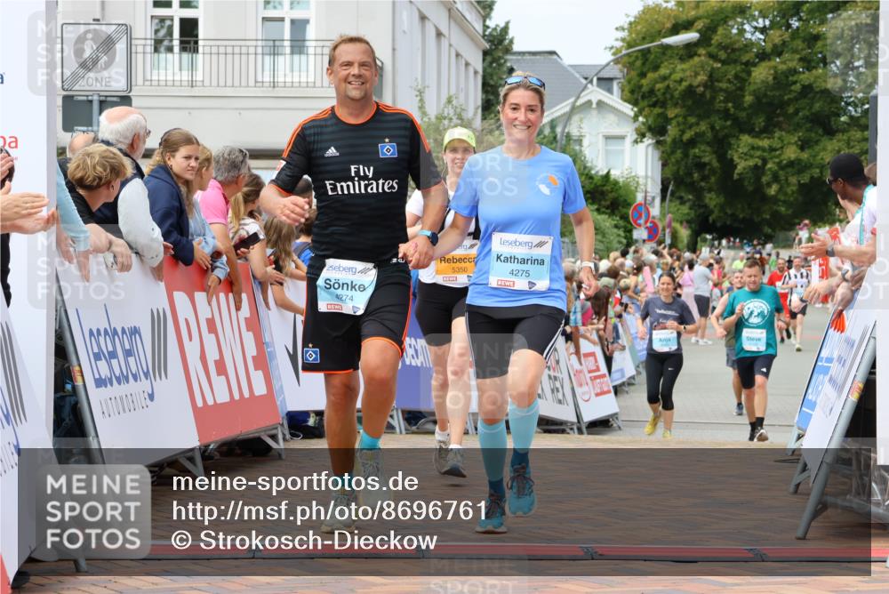 31.08.2025 - 21. Blankeneser Heldenlauf Strokosch-Dieckow http://msf.ph/oto/8696761 31.08.2025 12:20:31 Ziel 5350, 4275, 4274 meine-sportfotos.de