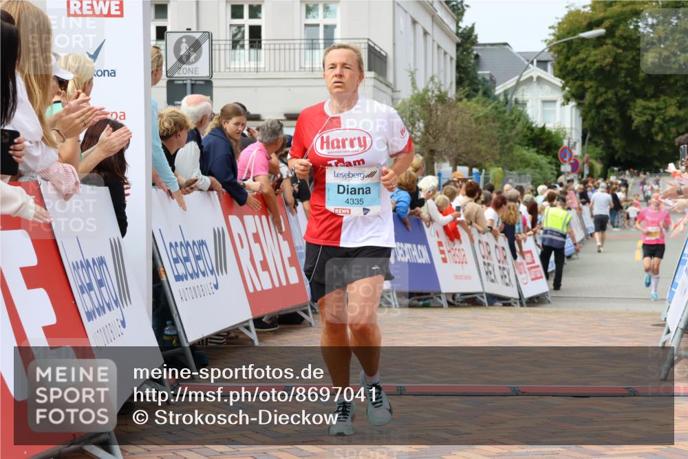 31.08.2025 - 21. Blankeneser Heldenlauf Strokosch-Dieckow http://msf.ph/oto/8697041 31.08.2025 12:19:18 Ziel 4335, 4315, 4277 meine-sportfotos.de