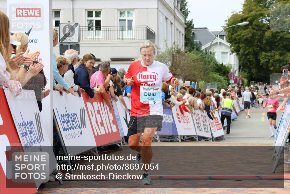31.08.2025 - 21. Blankeneser Heldenlauf Strokosch-Dieckow http://msf.ph/oto/8697054 31.08.2025 12:19:18 Ziel 4335, 4315, 4277 meine-sportfotos.de
