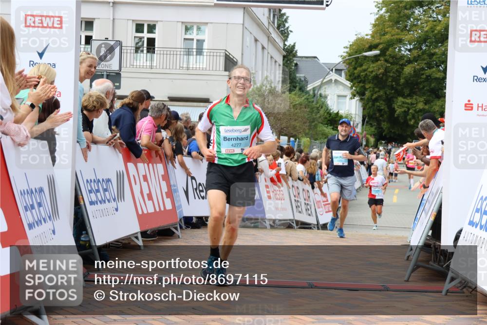 31.08.2025 - 21. Blankeneser Heldenlauf Strokosch-Dieckow http://msf.ph/oto/8697115 31.08.2025 12:19:12 Ziel 4303, 4315, 4277 meine-sportfotos.de
