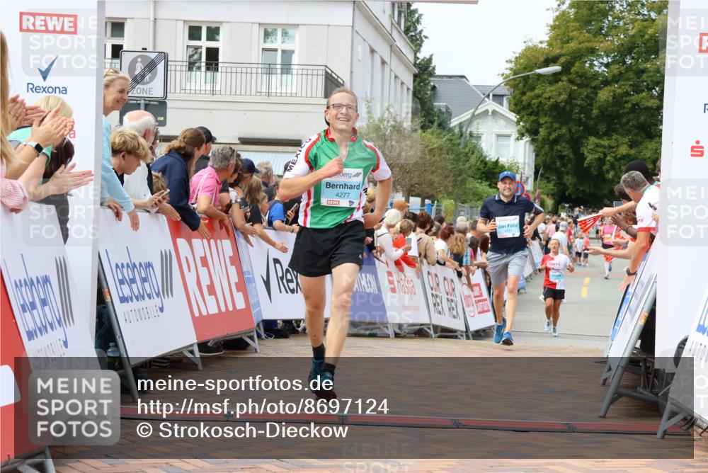31.08.2025 - 21. Blankeneser Heldenlauf Strokosch-Dieckow http://msf.ph/oto/8697124 31.08.2025 12:19:11 Ziel 4303, 4315, 4277 meine-sportfotos.de