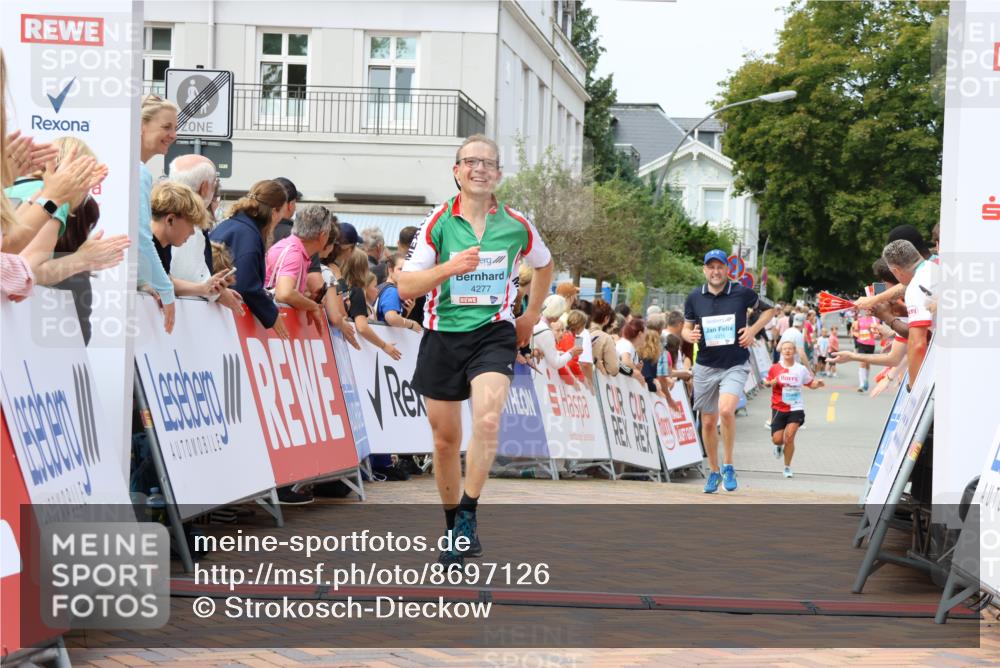 31.08.2025 - 21. Blankeneser Heldenlauf Strokosch-Dieckow http://msf.ph/oto/8697126 31.08.2025 12:19:11 Ziel 4303, 4315, 4277 meine-sportfotos.de