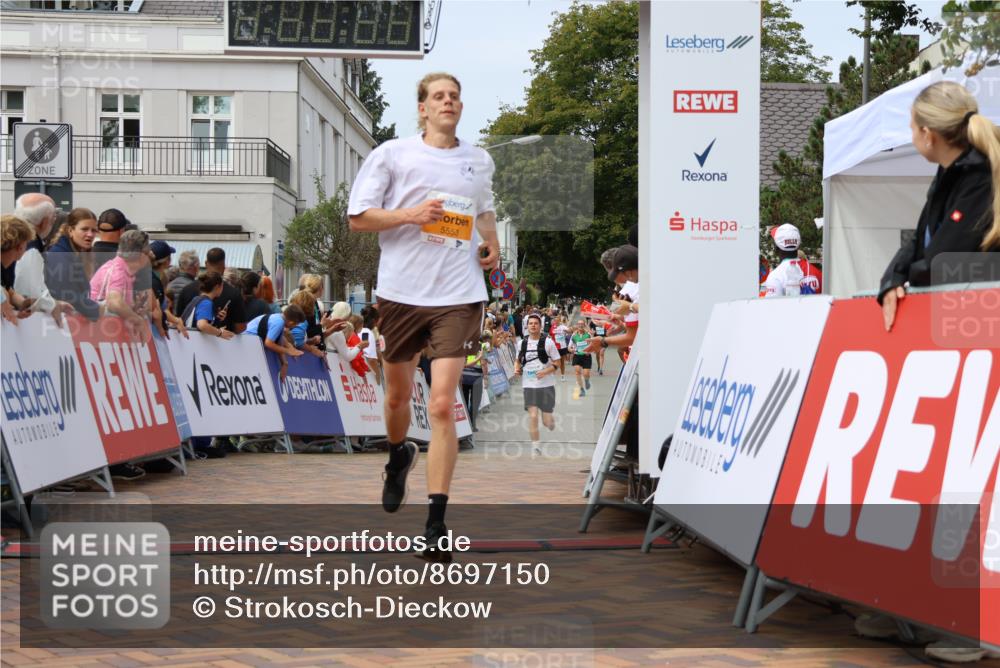 31.08.2025 - 21. Blankeneser Heldenlauf Strokosch-Dieckow http://msf.ph/oto/8697150 31.08.2025 12:19:00 Ziel 5553, 5507, 5506 meine-sportfotos.de