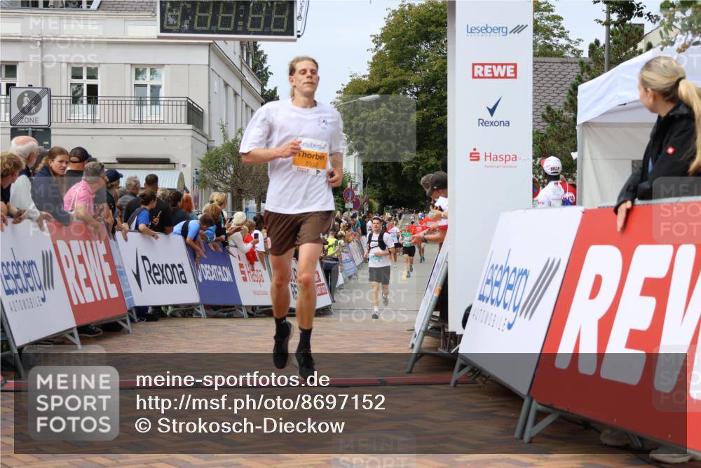 31.08.2025 - 21. Blankeneser Heldenlauf Strokosch-Dieckow http://msf.ph/oto/8697152 31.08.2025 12:19:00 Ziel 5553, 5507, 5506 meine-sportfotos.de