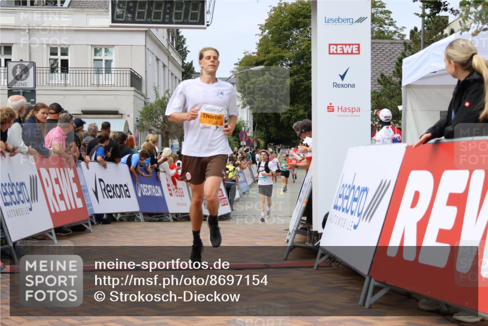 31.08.2025 - 21. Blankeneser Heldenlauf Strokosch-Dieckow http://msf.ph/oto/8697154 31.08.2025 12:19:00 Ziel 5553, 5507, 5506 meine-sportfotos.de
