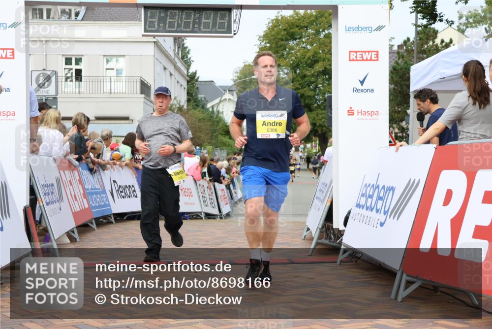 31.08.2025 - 21. Blankeneser Heldenlauf Strokosch-Dieckow http://msf.ph/oto/8698166 31.08.2025 10:25:42 Ziel 2410, 2742, 2366, 2235, 2726 meine-sportfotos.de