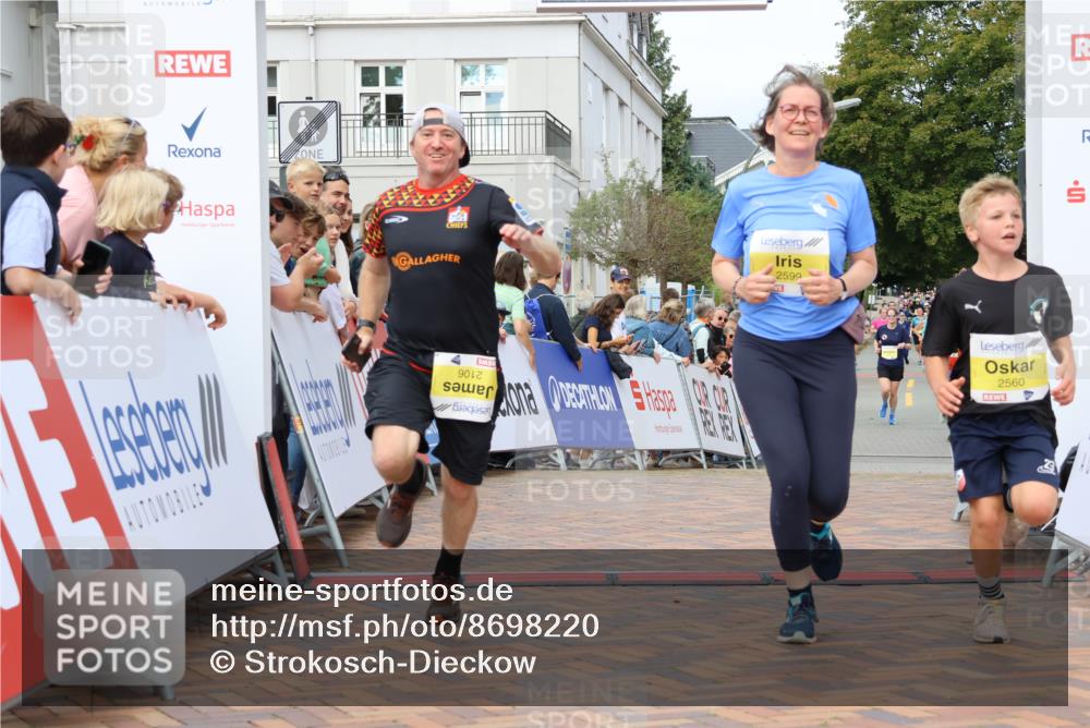 31.08.2025 - 21. Blankeneser Heldenlauf Strokosch-Dieckow http://msf.ph/oto/8698220 31.08.2025 10:30:37 Ziel 2560, 2106, 2599, 2102 meine-sportfotos.de