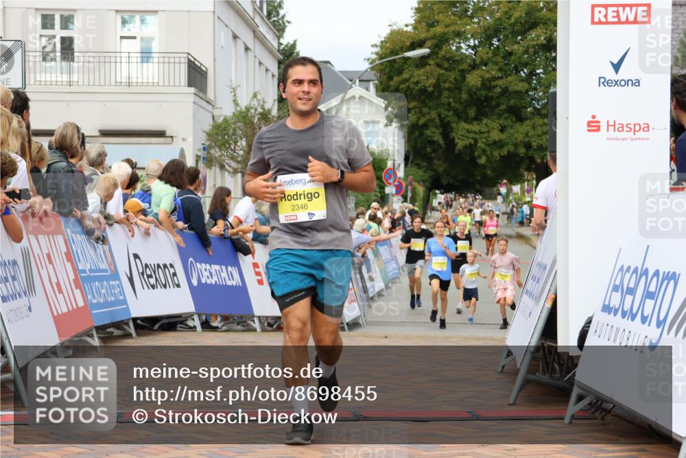 31.08.2025 - 21. Blankeneser Heldenlauf Strokosch-Dieckow http://msf.ph/oto/8698455 31.08.2025 10:28:48 Ziel 2346, 2697, 2700, 2387 meine-sportfotos.de