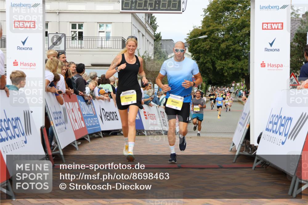 31.08.2025 - 21. Blankeneser Heldenlauf Strokosch-Dieckow http://msf.ph/oto/8698463 31.08.2025 10:28:43 Ziel 2346, 2697, 2700, 2351, 2687 meine-sportfotos.de