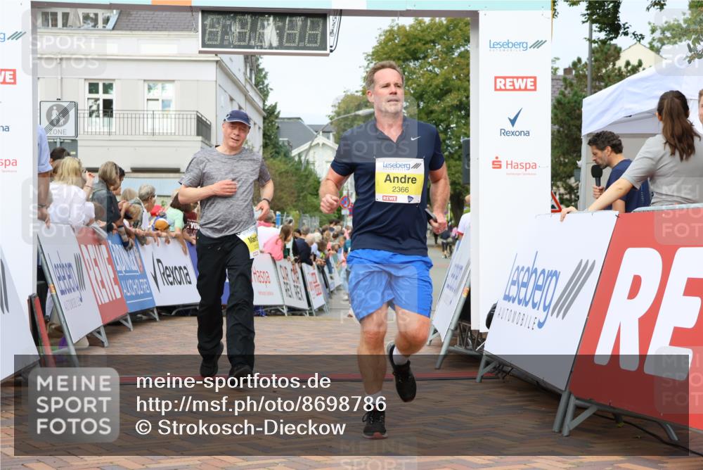 31.08.2025 - 21. Blankeneser Heldenlauf Strokosch-Dieckow http://msf.ph/oto/8698786 31.08.2025 10:25:42 Ziel 2410, 2742, 2366, 2235, 2726 meine-sportfotos.de