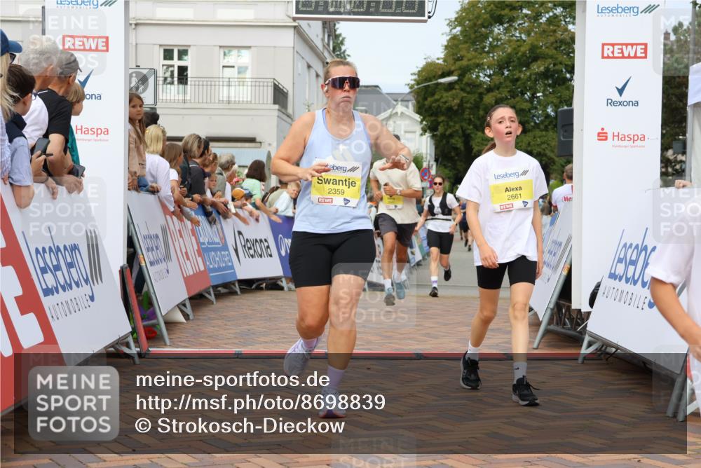 31.08.2025 - 21. Blankeneser Heldenlauf Strokosch-Dieckow http://msf.ph/oto/8698839 31.08.2025 10:25:11 Ziel 2641, 2357, 2183, 2717, 2285, 2286, 2331, 2053, 2359, 2661 meine-sportfotos.de