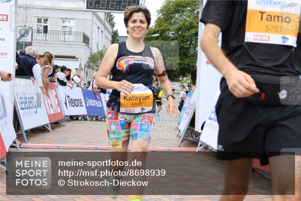 31.08.2025 - 21. Blankeneser Heldenlauf Strokosch-Dieckow http://msf.ph/oto/8698939 31.08.2025 12:47:36 Ziel 5707, 5590, 5364 meine-sportfotos.de