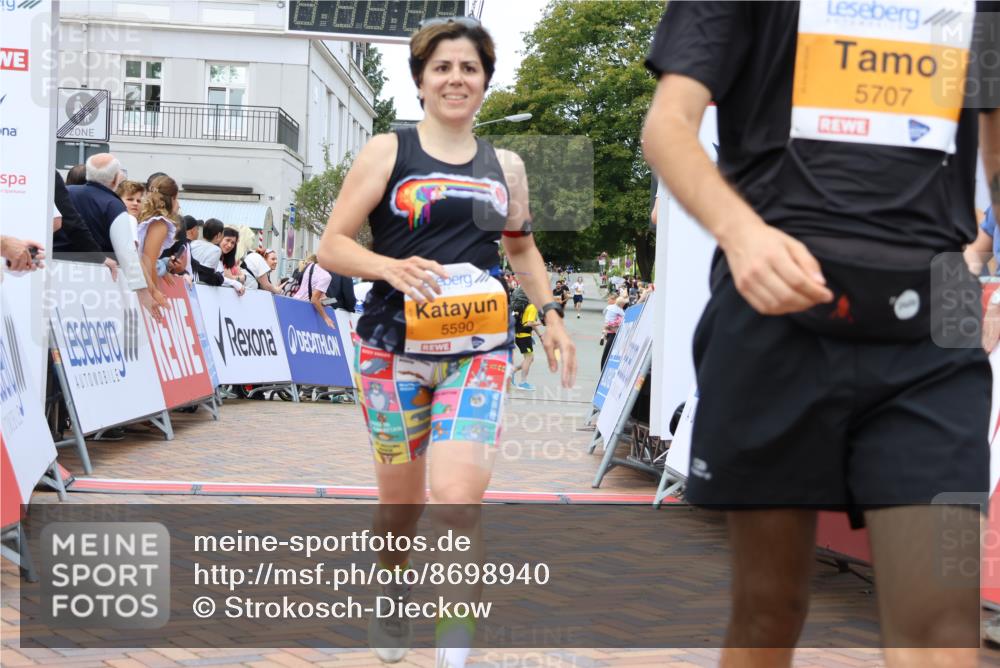 31.08.2025 - 21. Blankeneser Heldenlauf Strokosch-Dieckow http://msf.ph/oto/8698940 31.08.2025 12:47:36 Ziel 5707, 5590, 5364 meine-sportfotos.de