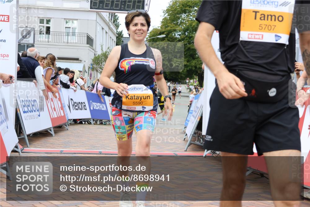 31.08.2025 - 21. Blankeneser Heldenlauf Strokosch-Dieckow http://msf.ph/oto/8698941 31.08.2025 12:47:36 Ziel 5707, 5590, 5364 meine-sportfotos.de