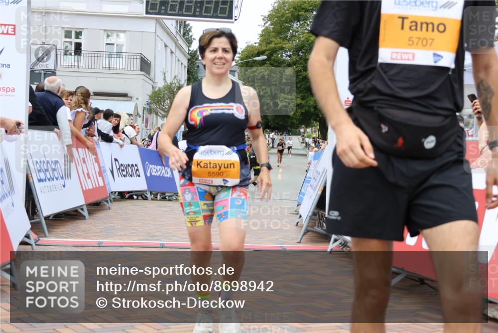 31.08.2025 - 21. Blankeneser Heldenlauf Strokosch-Dieckow http://msf.ph/oto/8698942 31.08.2025 12:47:36 Ziel 5707, 5590, 5364 meine-sportfotos.de