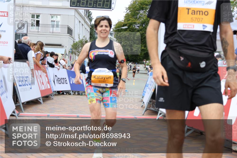 31.08.2025 - 21. Blankeneser Heldenlauf Strokosch-Dieckow http://msf.ph/oto/8698943 31.08.2025 12:47:36 Ziel 5707, 5590, 5364 meine-sportfotos.de