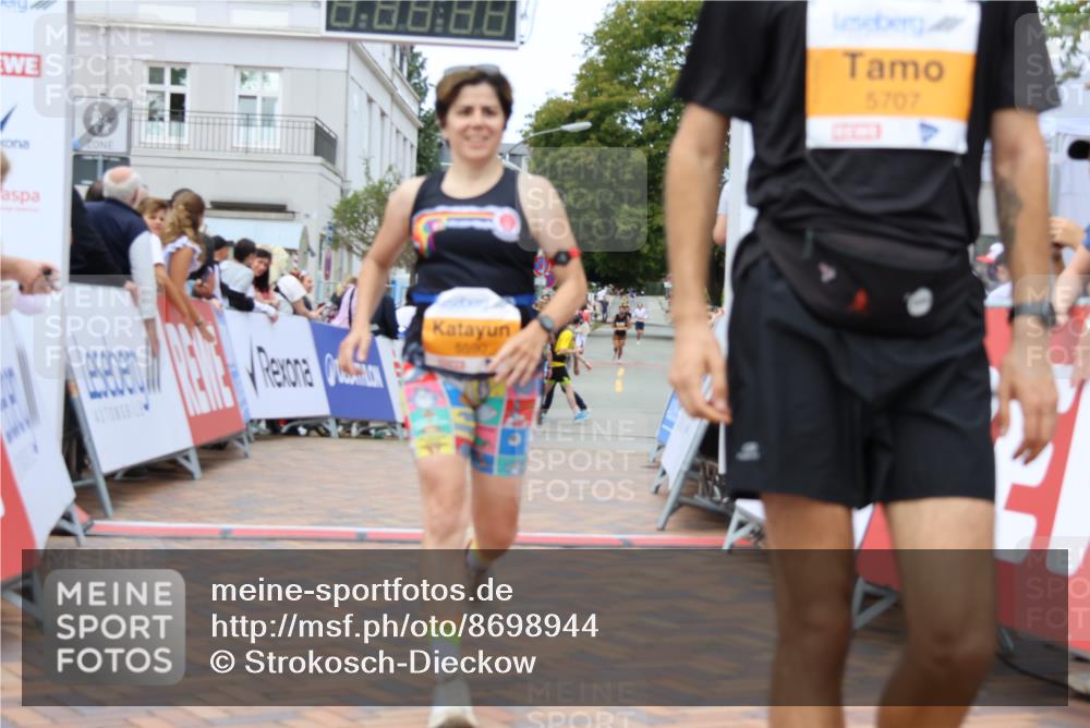 31.08.2025 - 21. Blankeneser Heldenlauf Strokosch-Dieckow http://msf.ph/oto/8698944 31.08.2025 12:47:36 Ziel 5707, 5590, 5364 meine-sportfotos.de