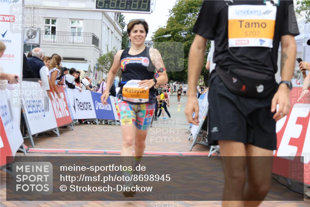 31.08.2025 - 21. Blankeneser Heldenlauf Strokosch-Dieckow http://msf.ph/oto/8698945 31.08.2025 12:47:36 Ziel 5707, 5590, 5364 meine-sportfotos.de