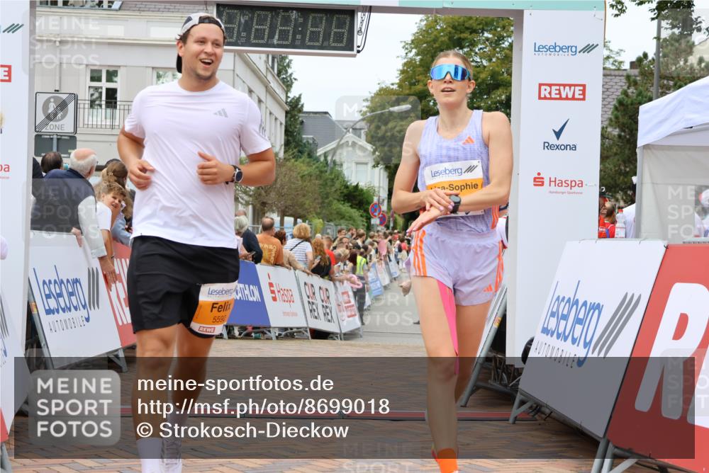 31.08.2025 - 21. Blankeneser Heldenlauf Strokosch-Dieckow http://msf.ph/oto/8699018 31.08.2025 12:47:02 Ziel 5592, 5591, 4092 meine-sportfotos.de