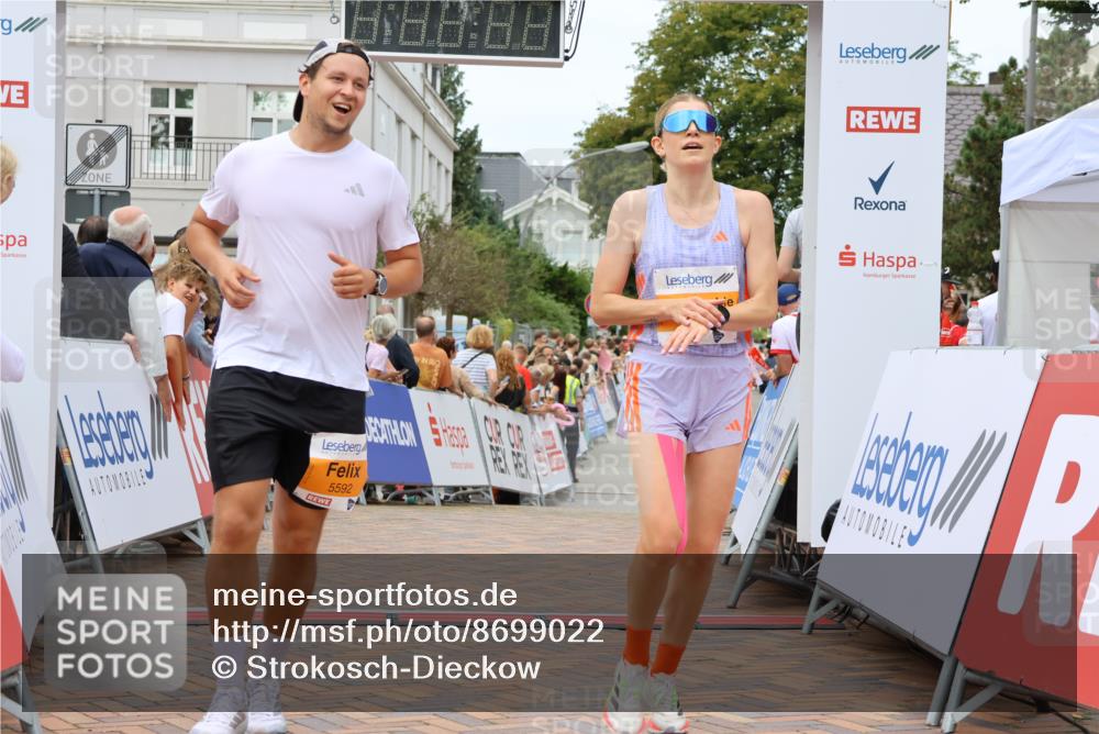 31.08.2025 - 21. Blankeneser Heldenlauf Strokosch-Dieckow http://msf.ph/oto/8699022 31.08.2025 12:47:02 Ziel 5592, 5591, 4092 meine-sportfotos.de