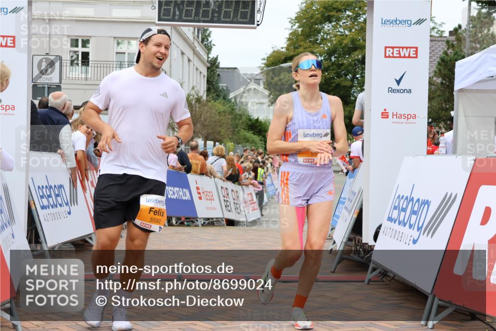 31.08.2025 - 21. Blankeneser Heldenlauf Strokosch-Dieckow http://msf.ph/oto/8699024 31.08.2025 12:47:02 Ziel 5592, 5591, 4092 meine-sportfotos.de