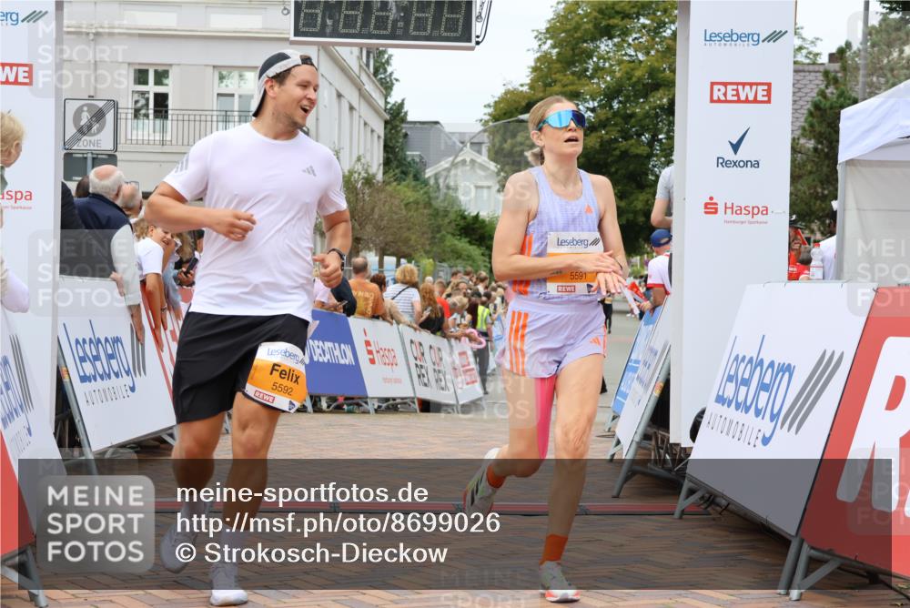 31.08.2025 - 21. Blankeneser Heldenlauf Strokosch-Dieckow http://msf.ph/oto/8699026 31.08.2025 12:47:02 Ziel 5592, 5591, 4092 meine-sportfotos.de