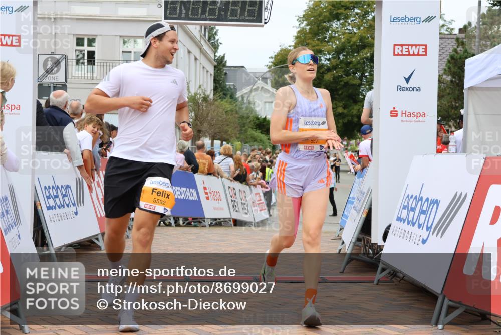 31.08.2025 - 21. Blankeneser Heldenlauf Strokosch-Dieckow http://msf.ph/oto/8699027 31.08.2025 12:47:02 Ziel 5592, 5591, 4092 meine-sportfotos.de