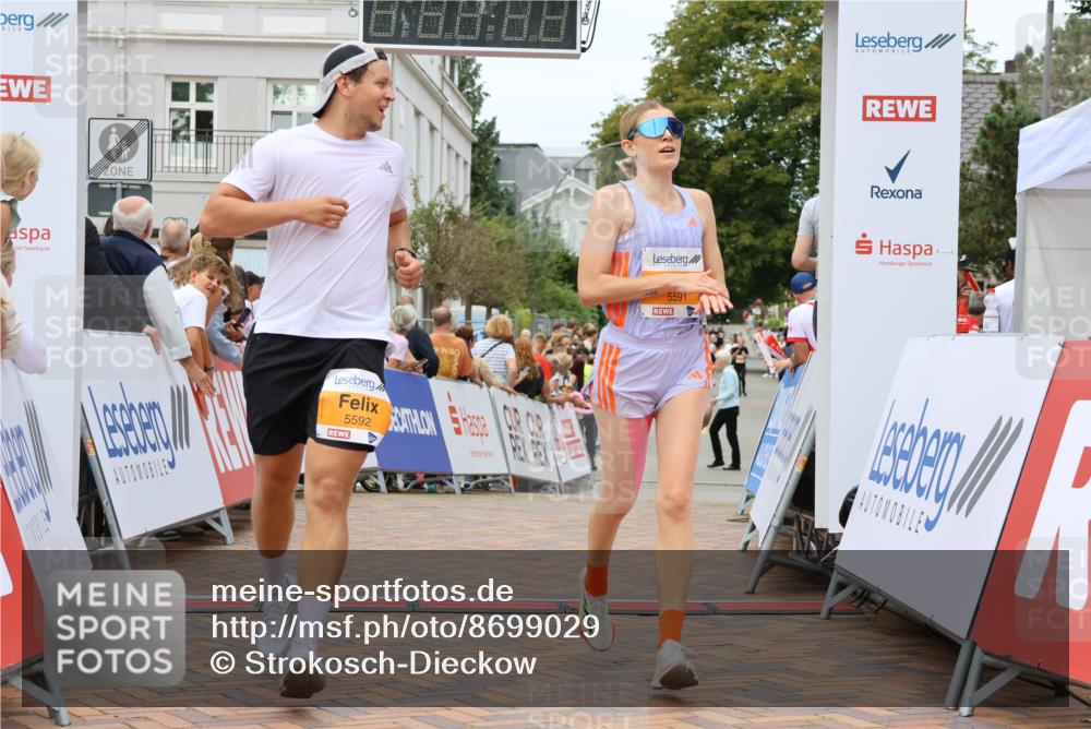 31.08.2025 - 21. Blankeneser Heldenlauf Strokosch-Dieckow http://msf.ph/oto/8699029 31.08.2025 12:47:02 Ziel 5592, 5591, 4092 meine-sportfotos.de
