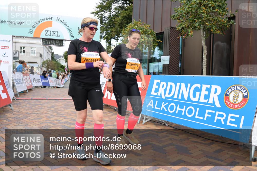31.08.2025 - 21. Blankeneser Heldenlauf Strokosch-Dieckow http://msf.ph/oto/8699068 31.08.2025 12:58:42 Ziel 5785, 5639, 5638 meine-sportfotos.de