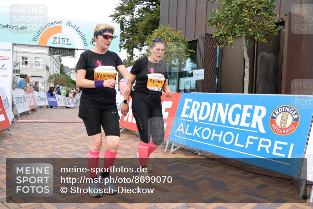 31.08.2025 - 21. Blankeneser Heldenlauf Strokosch-Dieckow http://msf.ph/oto/8699070 31.08.2025 12:58:42 Ziel 5785, 5639, 5638 meine-sportfotos.de