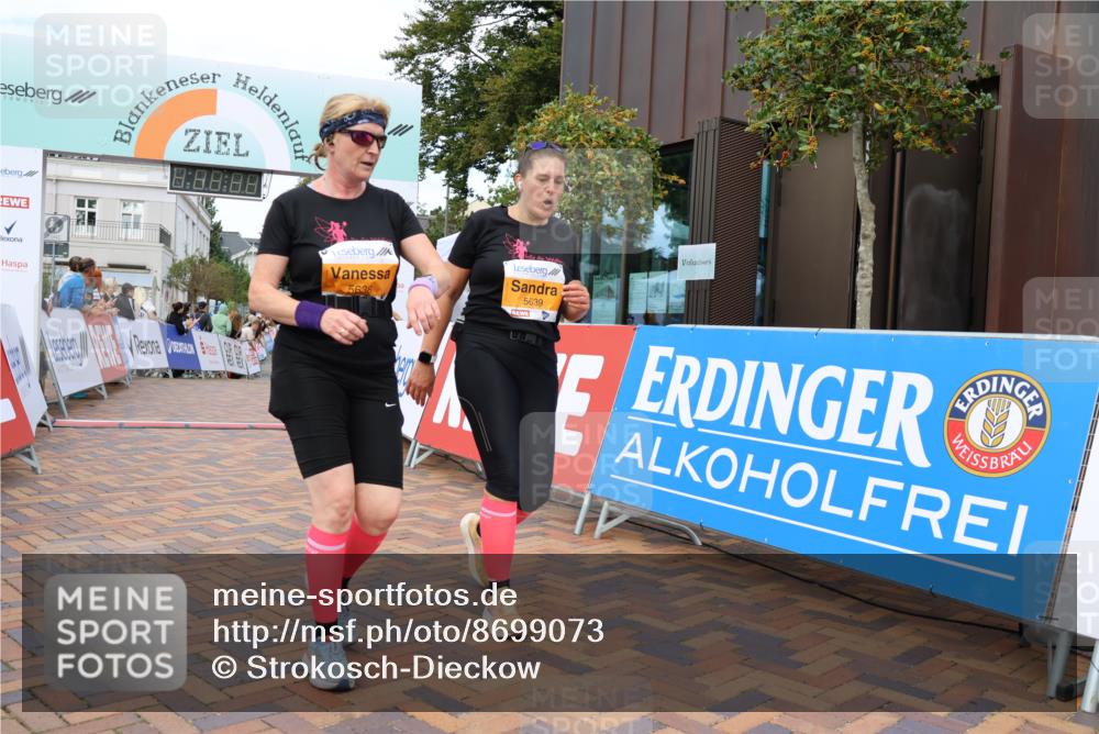 31.08.2025 - 21. Blankeneser Heldenlauf Strokosch-Dieckow http://msf.ph/oto/8699073 31.08.2025 12:58:42 Ziel 5785, 5639, 5638 meine-sportfotos.de