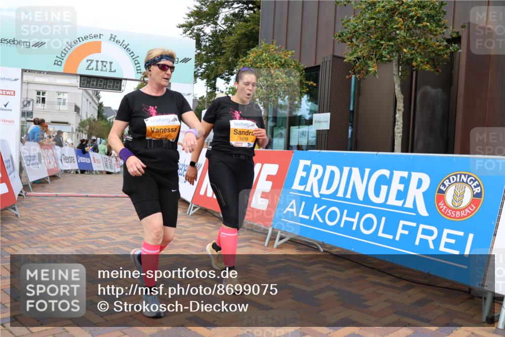 31.08.2025 - 21. Blankeneser Heldenlauf Strokosch-Dieckow http://msf.ph/oto/8699075 31.08.2025 12:58:42 Ziel 5785, 5639, 5638 meine-sportfotos.de