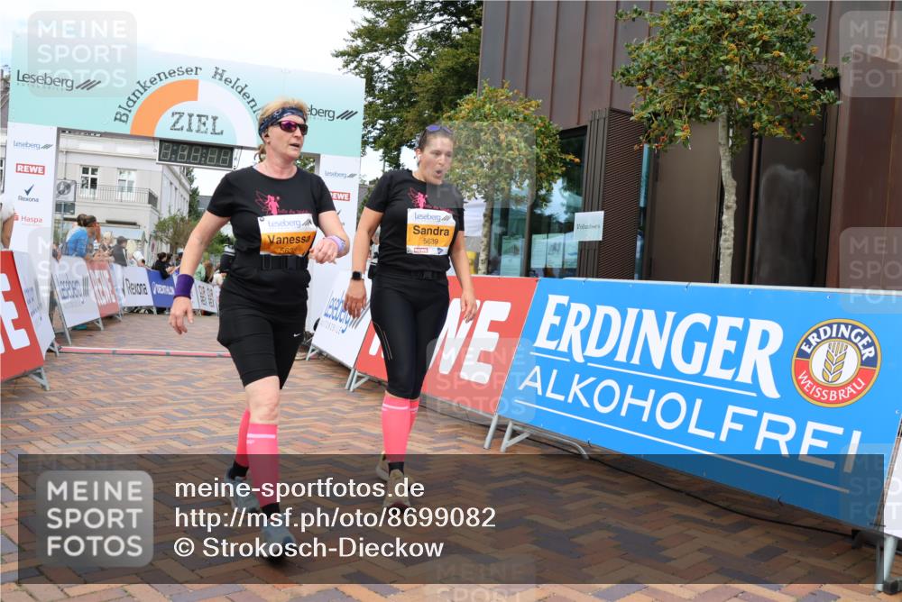 31.08.2025 - 21. Blankeneser Heldenlauf Strokosch-Dieckow http://msf.ph/oto/8699082 31.08.2025 12:58:41 Ziel 5785, 5639, 5638 meine-sportfotos.de