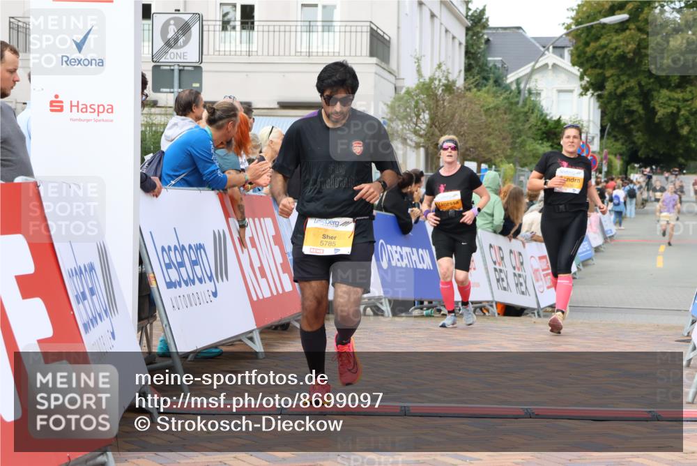 31.08.2025 - 21. Blankeneser Heldenlauf Strokosch-Dieckow http://msf.ph/oto/8699097 31.08.2025 12:58:36 Ziel 5785, 5412, 5639, 5638 meine-sportfotos.de