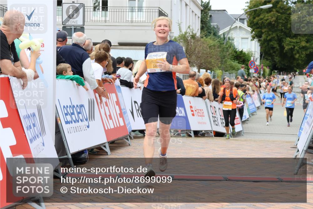 31.08.2025 - 21. Blankeneser Heldenlauf Strokosch-Dieckow http://msf.ph/oto/8699099 31.08.2025 12:46:16 Ziel 5839, 4156, 4125 meine-sportfotos.de