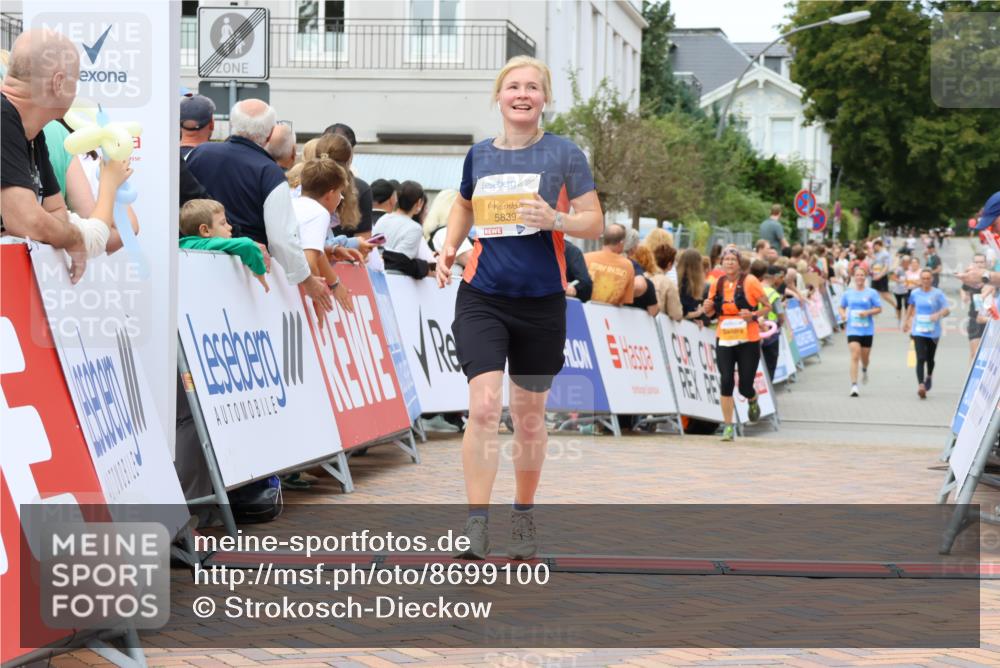 31.08.2025 - 21. Blankeneser Heldenlauf Strokosch-Dieckow http://msf.ph/oto/8699100 31.08.2025 12:46:16 Ziel 5839, 4156, 4125 meine-sportfotos.de