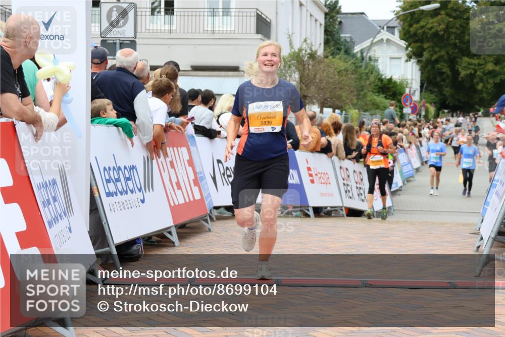 31.08.2025 - 21. Blankeneser Heldenlauf Strokosch-Dieckow http://msf.ph/oto/8699104 31.08.2025 12:46:16 Ziel 5839, 4156, 4125 meine-sportfotos.de