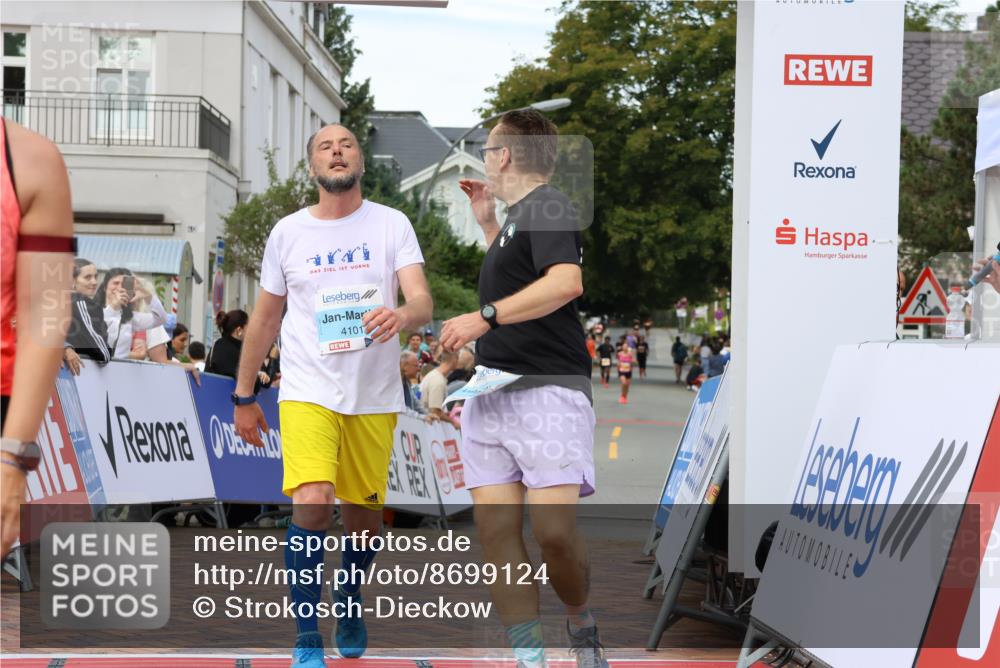 31.08.2025 - 21. Blankeneser Heldenlauf Strokosch-Dieckow http://msf.ph/oto/8699124 31.08.2025 12:58:08 Ziel 5348, 5428, 4101, 4100 meine-sportfotos.de