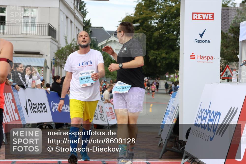 31.08.2025 - 21. Blankeneser Heldenlauf Strokosch-Dieckow http://msf.ph/oto/8699128 31.08.2025 12:58:08 Ziel 5348, 5428, 4101, 4100 meine-sportfotos.de