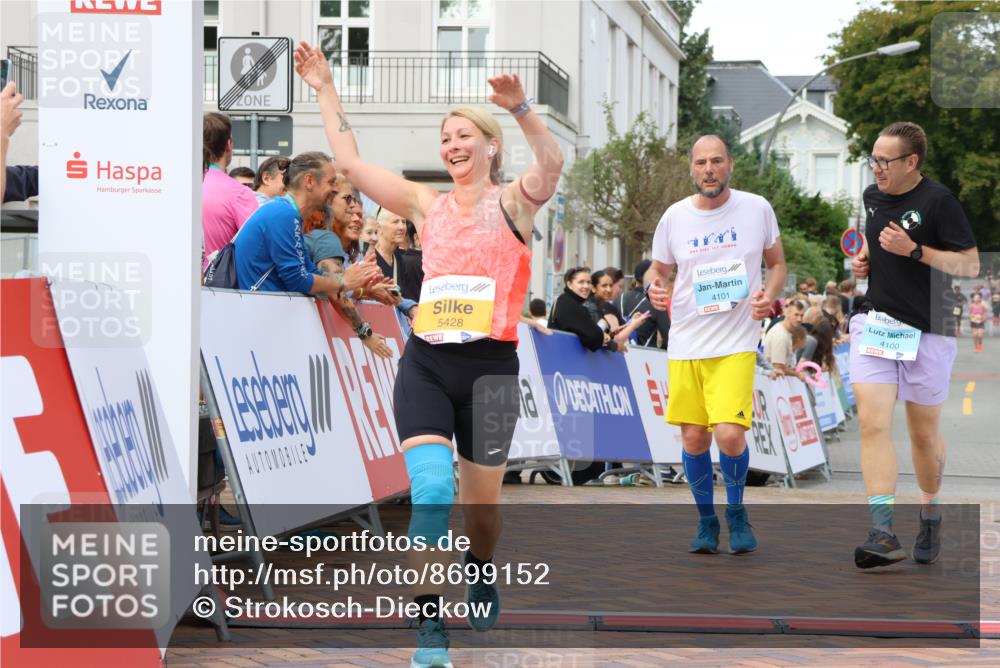 31.08.2025 - 21. Blankeneser Heldenlauf Strokosch-Dieckow http://msf.ph/oto/8699152 31.08.2025 12:58:06 Ziel 5348, 5428, 4101, 4100 meine-sportfotos.de