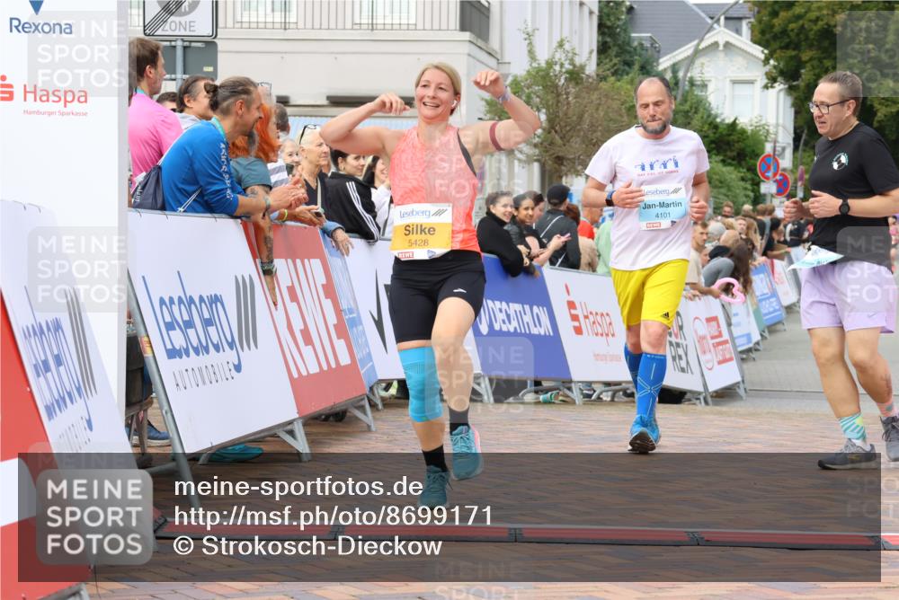 31.08.2025 - 21. Blankeneser Heldenlauf Strokosch-Dieckow http://msf.ph/oto/8699171 31.08.2025 12:58:06 Ziel 5348, 5428, 4101, 4100 meine-sportfotos.de
