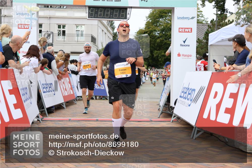31.08.2025 - 21. Blankeneser Heldenlauf Strokosch-Dieckow http://msf.ph/oto/8699180 31.08.2025 12:45:48 Ziel 5775, 5375, 5801, 4398 meine-sportfotos.de