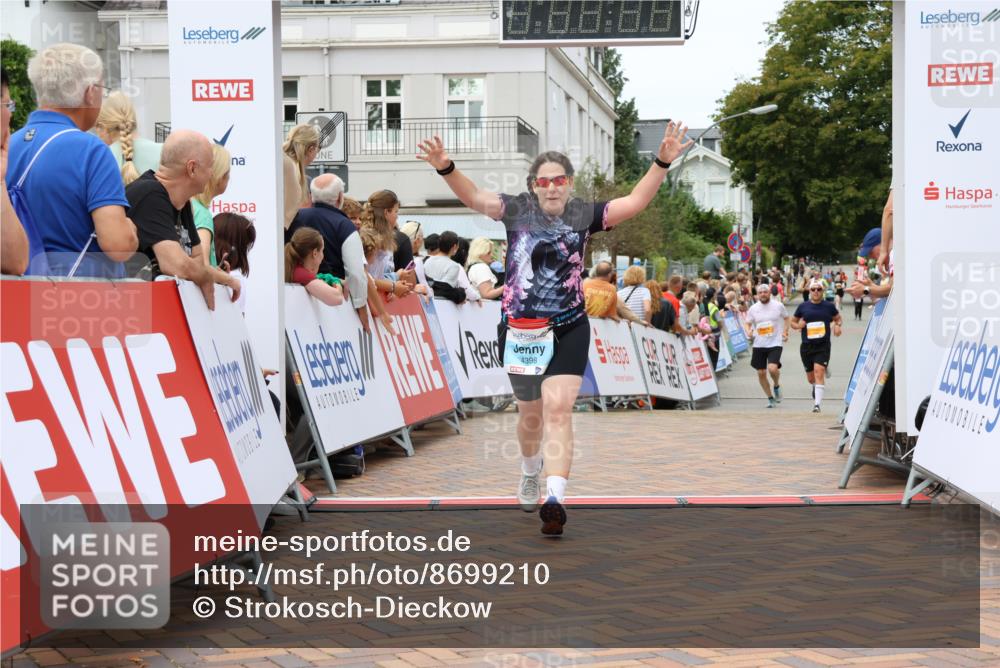 31.08.2025 - 21. Blankeneser Heldenlauf Strokosch-Dieckow http://msf.ph/oto/8699210 31.08.2025 12:45:42 Ziel 5200, 5525, 4398 meine-sportfotos.de