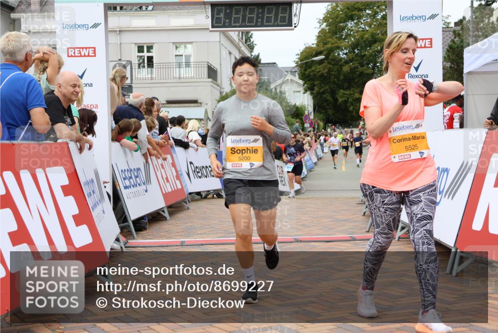 31.08.2025 - 21. Blankeneser Heldenlauf Strokosch-Dieckow http://msf.ph/oto/8699227 31.08.2025 12:45:37 Ziel 5723, 5200, 5713, 5525 meine-sportfotos.de