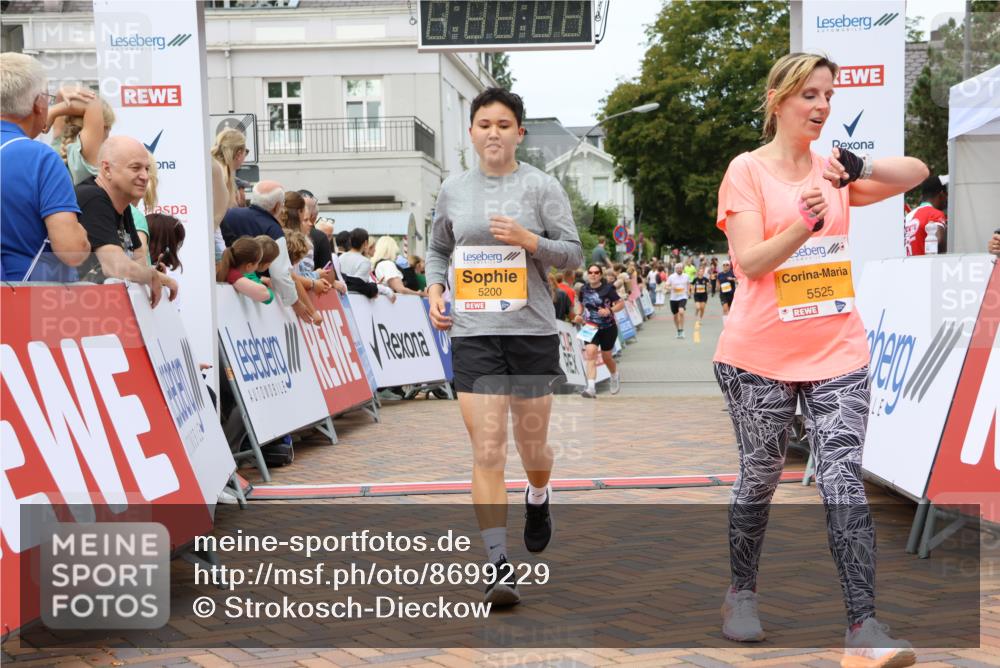 31.08.2025 - 21. Blankeneser Heldenlauf Strokosch-Dieckow http://msf.ph/oto/8699229 31.08.2025 12:45:37 Ziel 5723, 5200, 5713, 5525 meine-sportfotos.de