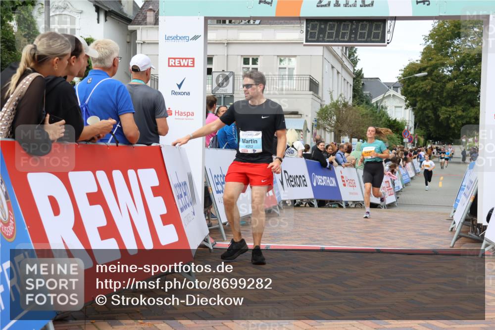 31.08.2025 - 21. Blankeneser Heldenlauf Strokosch-Dieckow http://msf.ph/oto/8699282 31.08.2025 12:57:28 Ziel 5206, 5558, 4052 meine-sportfotos.de