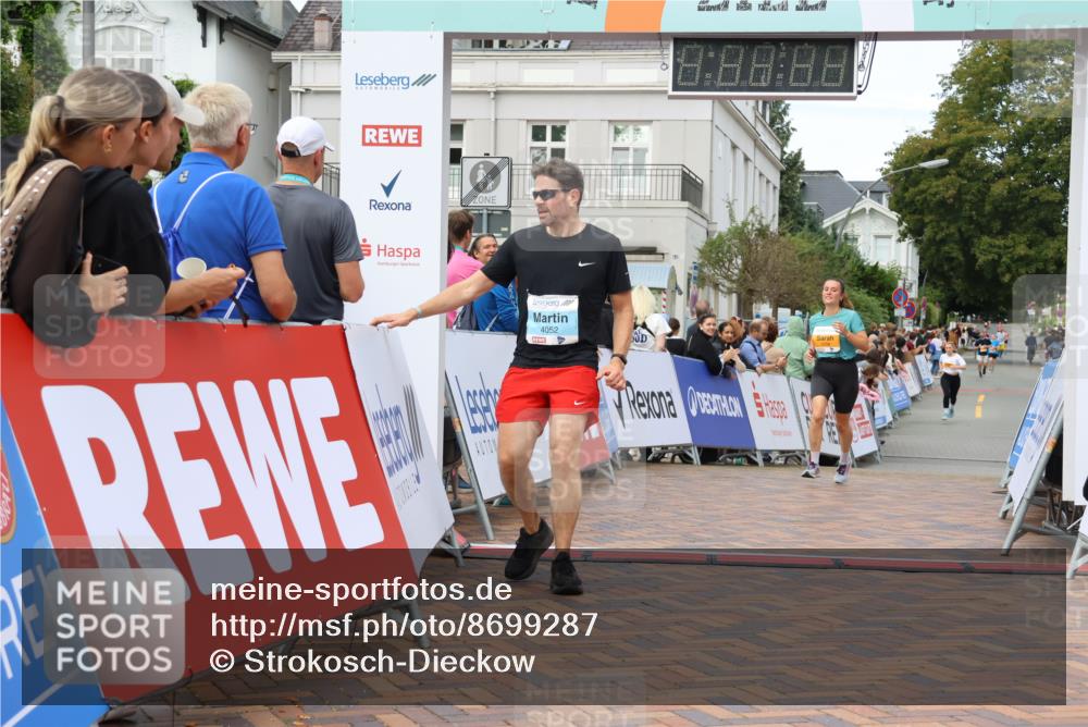 31.08.2025 - 21. Blankeneser Heldenlauf Strokosch-Dieckow http://msf.ph/oto/8699287 31.08.2025 12:57:28 Ziel 5206, 5558, 4052 meine-sportfotos.de