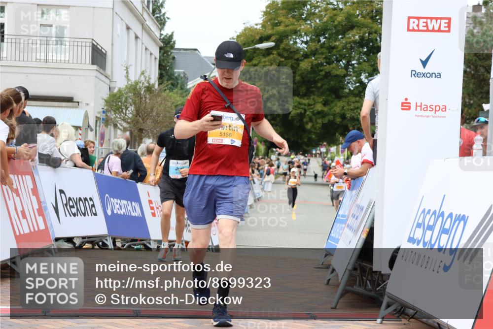 31.08.2025 - 21. Blankeneser Heldenlauf Strokosch-Dieckow http://msf.ph/oto/8699323 31.08.2025 12:44:57 Ziel 4262, 4263, 4164 meine-sportfotos.de